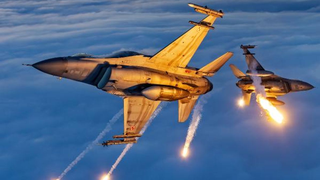 TÜRK FOTOĞRAFÇI İLE TÜRK F-16'LARIN FOTOĞRAFI FİNALDE 
