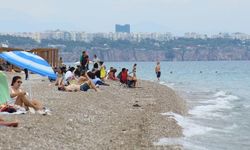    KONYAALTI SAHİLİ'NDE PAZAR YOĞUNLUĞU