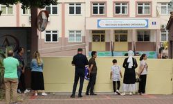 ÇOCUKLAR SINAVDA, AİLELERİ DIŞARIDA HEYECAN YAŞADI