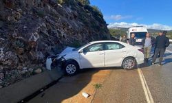 KAŞ DEMRE KARAYOLUNDA ARAÇ BARİYERE ÇARPARAK DURDU