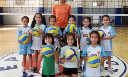 MİNİK VOLEYBOL YILDIZLARI KEPEZ’DE YETİŞİYOR