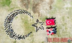 ÖĞRENCİLERDEN TÜRK BAYRAĞI KOREOGRAFİSİ