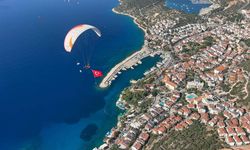 KAŞ SEMALARI TÜRK BAYRAKLARIYLA SÜSLENDİ