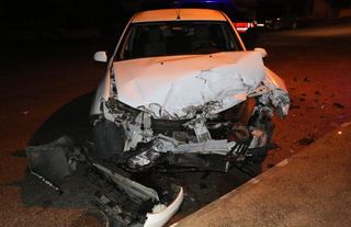 OTOMOBİL İLE MİNİBÜS ÇARPIŞTI: 3 YARALI