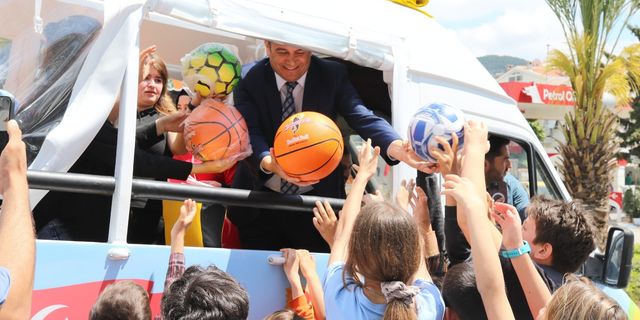 KAŞ BELEDİYE BAŞKANI ÇOCUKLARl SEVİNDİRDİ