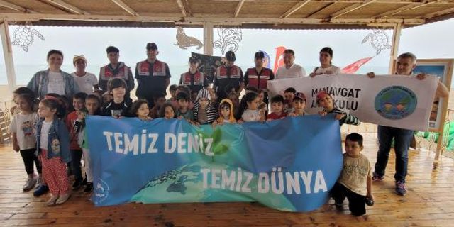 ÇOCUKLARDAN SAHİLDE ÇEVRE TEMİZLİĞİ
