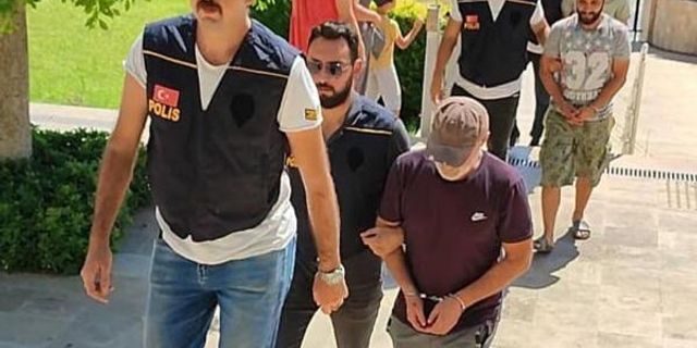 KAMYONETİN KASASINDA 12 KAÇAK GÖÇMEN YAKALANDI