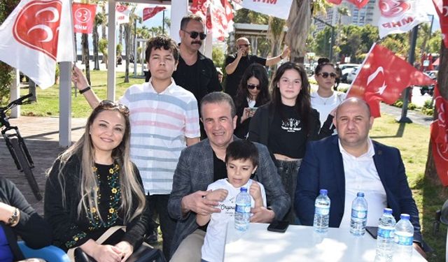 PAZAR GÜNÜNÜ HALKLA GEÇİRDİ