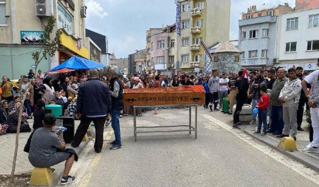 KIZLARININ CENAZESİNE ÖZEL İZİNLE KATILDI