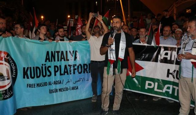 İSRAİL'İN GAZZE'YE SALDIRILARI ANTALYA'DA  PROTESTO EDİLDİ