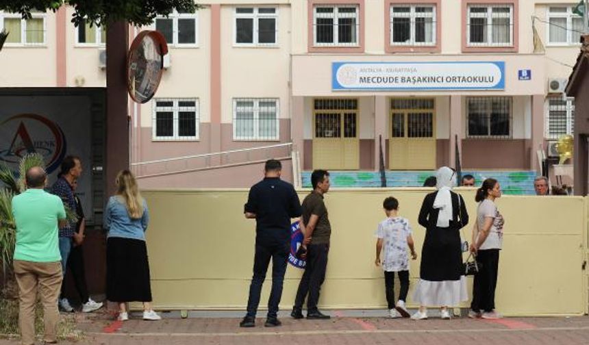 ÇOCUKLAR SINAVDA, AİLELERİ DIŞARIDA HEYECAN YAŞADI