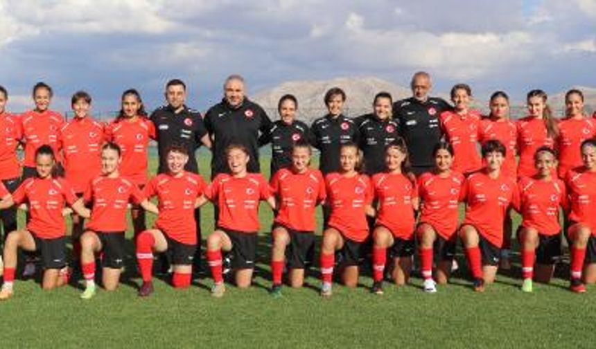 U17 FUTBOL KIZ MİLLİ TAKIMI BURDUR'DA KAMPA GİRDİ