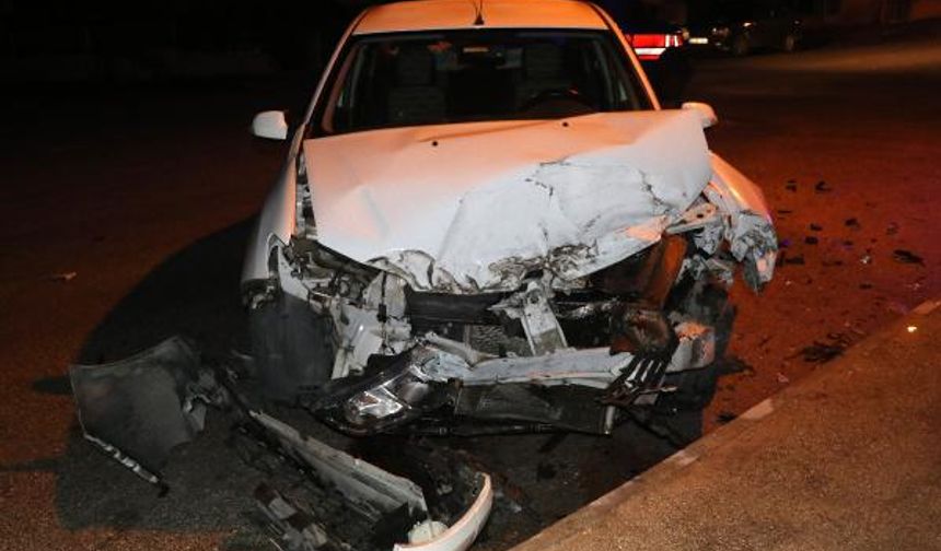 OTOMOBİL İLE MİNİBÜS ÇARPIŞTI: 3 YARALI