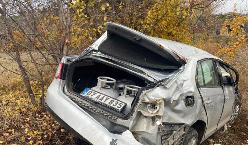 ŞARAMPOLE DEVRİLEN OTOMOBİLDE 3 YARALI