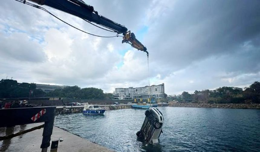 DENİZE DÜŞEN OTOMOBİLDEKİ 2 KİŞİ ÖLDÜ