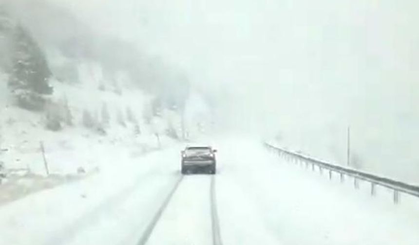 KAR YAĞIŞI, ANTALYA- KONYA KARA YOLUNDA ULAŞIMDA AKSAMALARA NEDEN OLDU